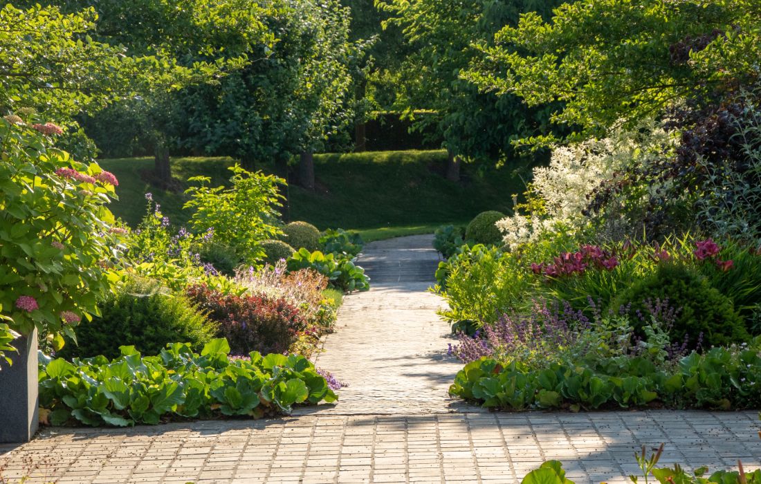 Je kunt halfverharding ook goed afwisselen met bestrating voor een unieke tuin. 