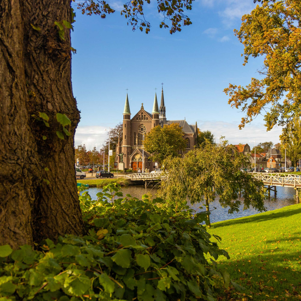 In de bijzonder omgeving van de oude binnenstad van Alkmaar staat de rooms-katholieke Sint-Josephkerk.