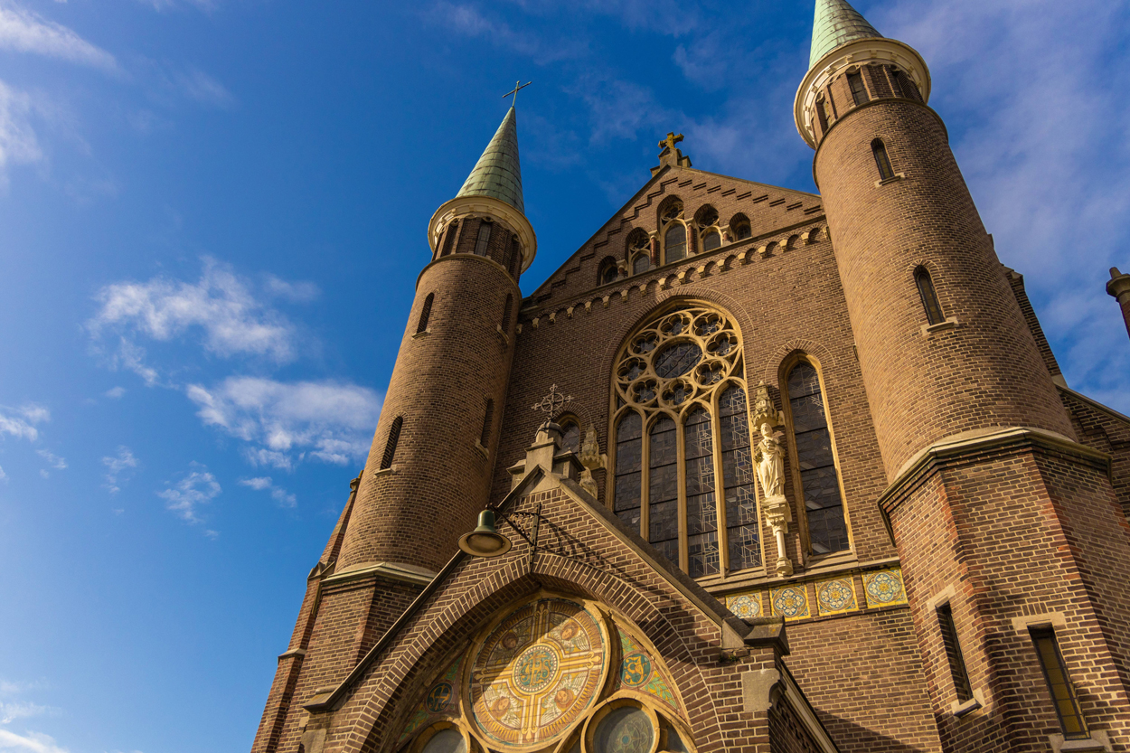 De Sint-Josephkerk is zoveel mogelijk intact gebleven. De twee heilige beelden pronken nog op de buitengevel.