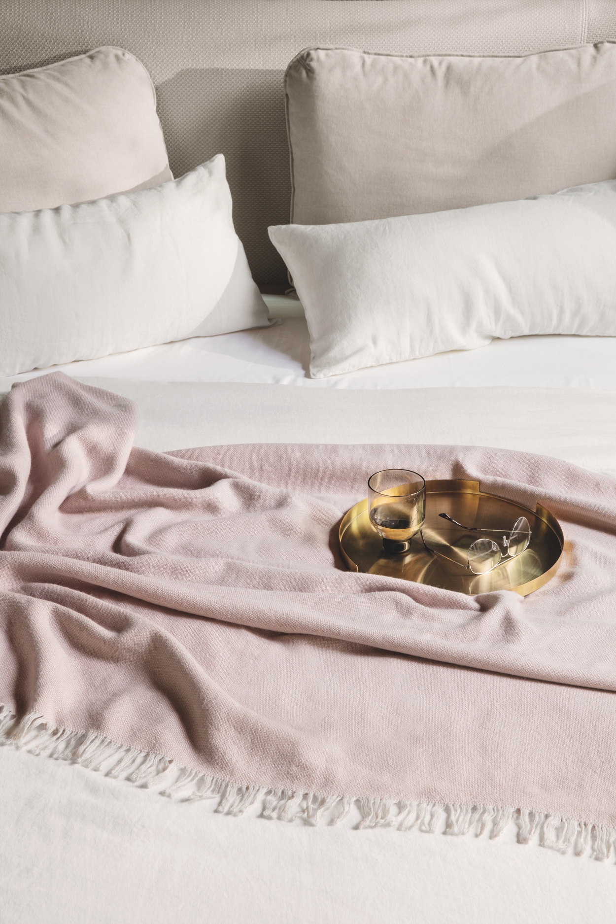 Ultiem: 's morgens heerlijk wakker in een comfortabel bed met een kop thee.