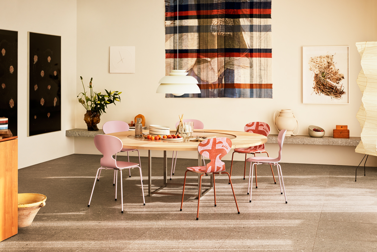 Bijzondere meubels van het designmerk © Fritz Hansen. De Ant™ Deco stoelen (Model: 310) zijn ontworpen door Arne Jacobsen in 1952. De ronde tafel PK54™ (Model: PK54) is in 1963 Poul Kjærholm en bevat een extra ring waarmee de tafel is vergroot.