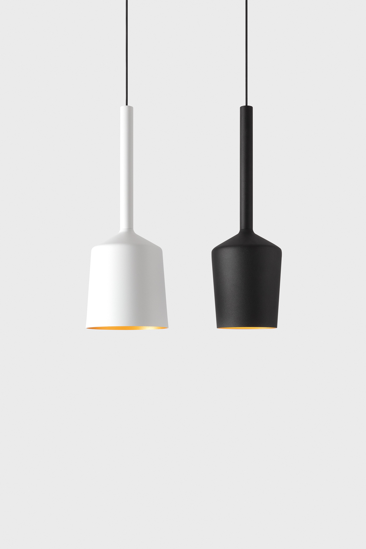 Modular Lighting Instruments heeft met de Tulip lamp en prachtige hanglamp, verkrijgbaar in zwart en wit.