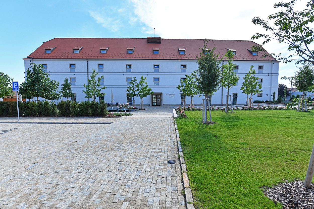 Hotel Lotrinsk ligt vlakbij het pittoreske wijnstadje Velké Pavlovile. Verscholen tussen de wijngaarden en vlakbij de Oostenrijks-Slowaakse grens.