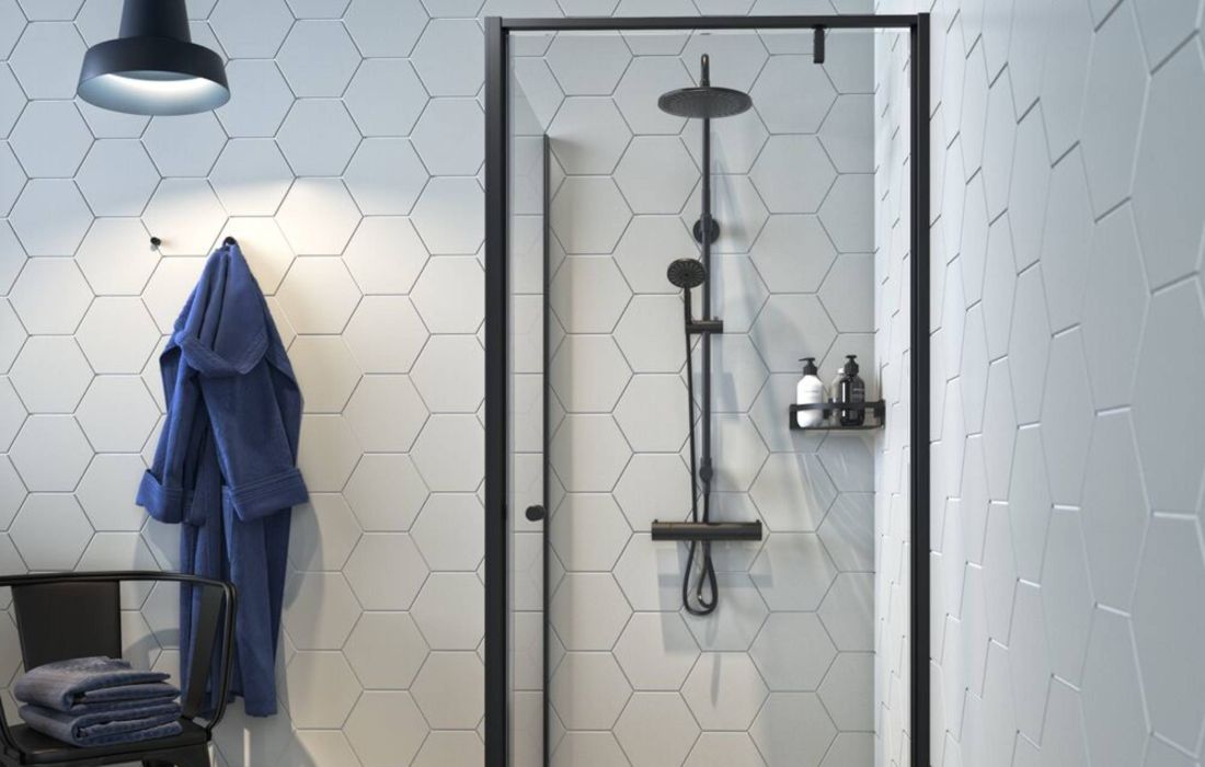 Een zwarte douche past perfect in een moderne woonstijl.