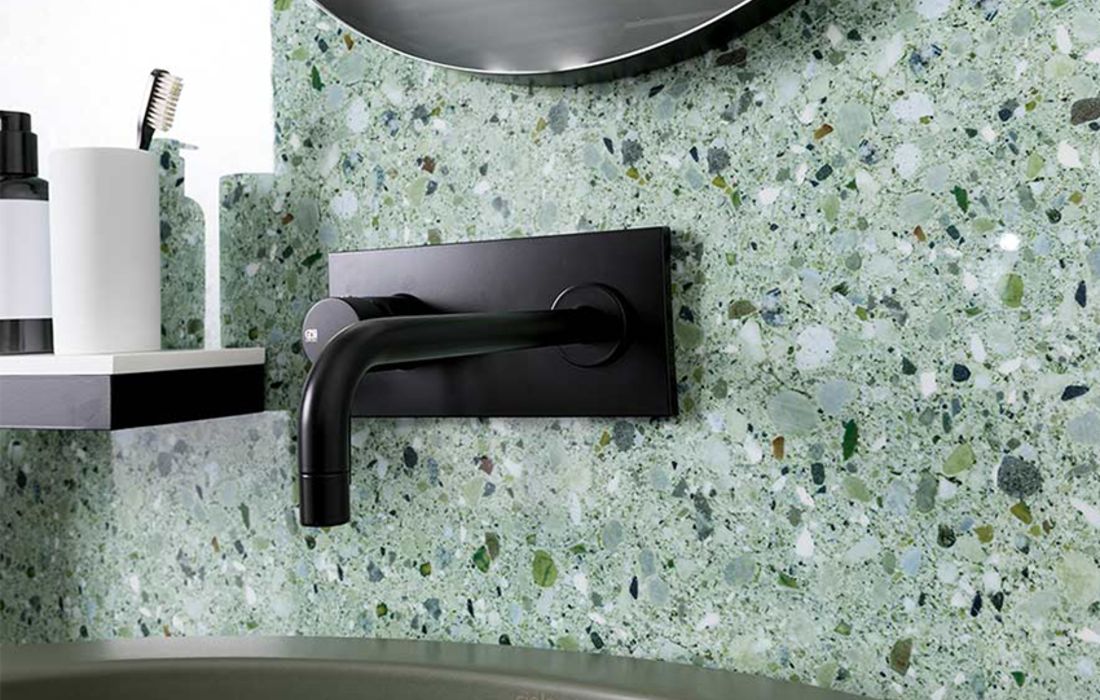 Zwart sanitair werkt goed samen met kleur en andere patronen, waaronder deze terrazzo tegels.