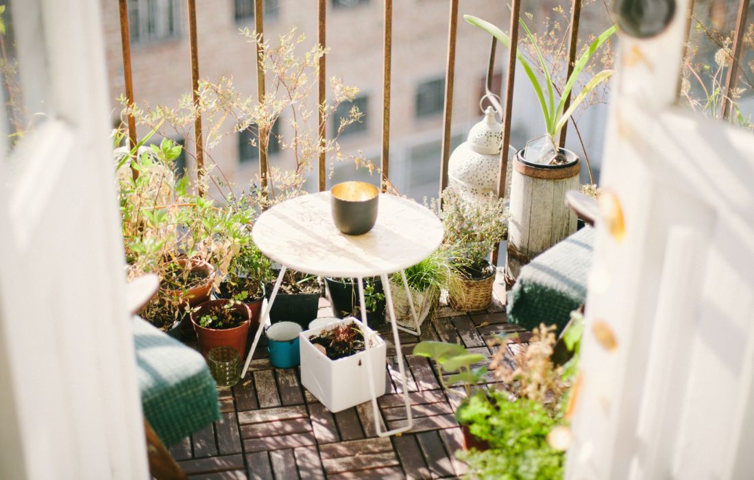 Vul je balkon met groen in potten voor meer gezelligheid. 