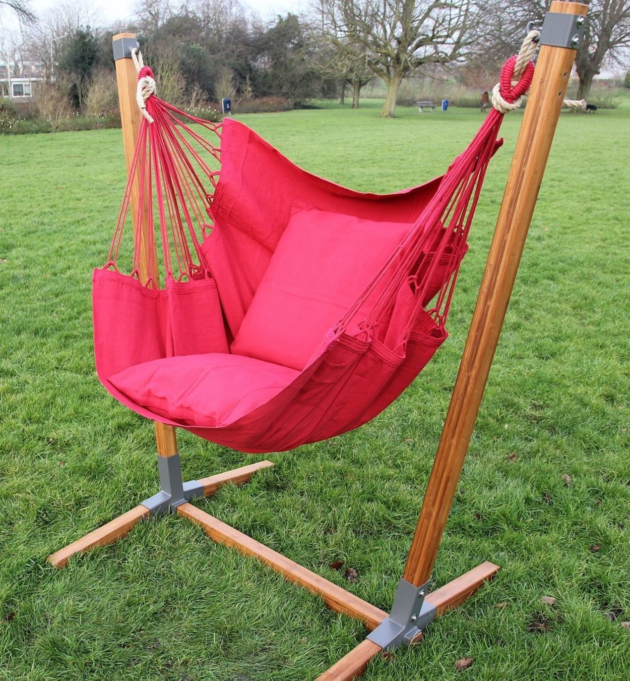 geen bomen in de tuin? Deze hangstoel staat op zichzelf. 