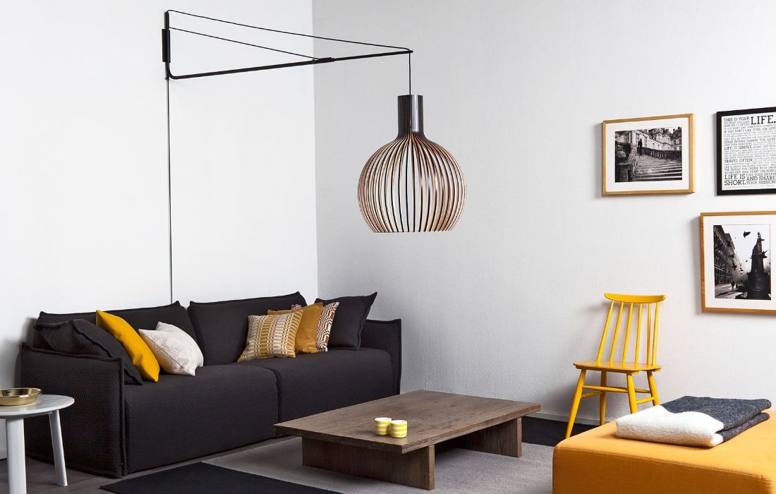 Een opvallend item als een extra grote hanglamp kan een kamer al een compleet andere uitstraling geven.