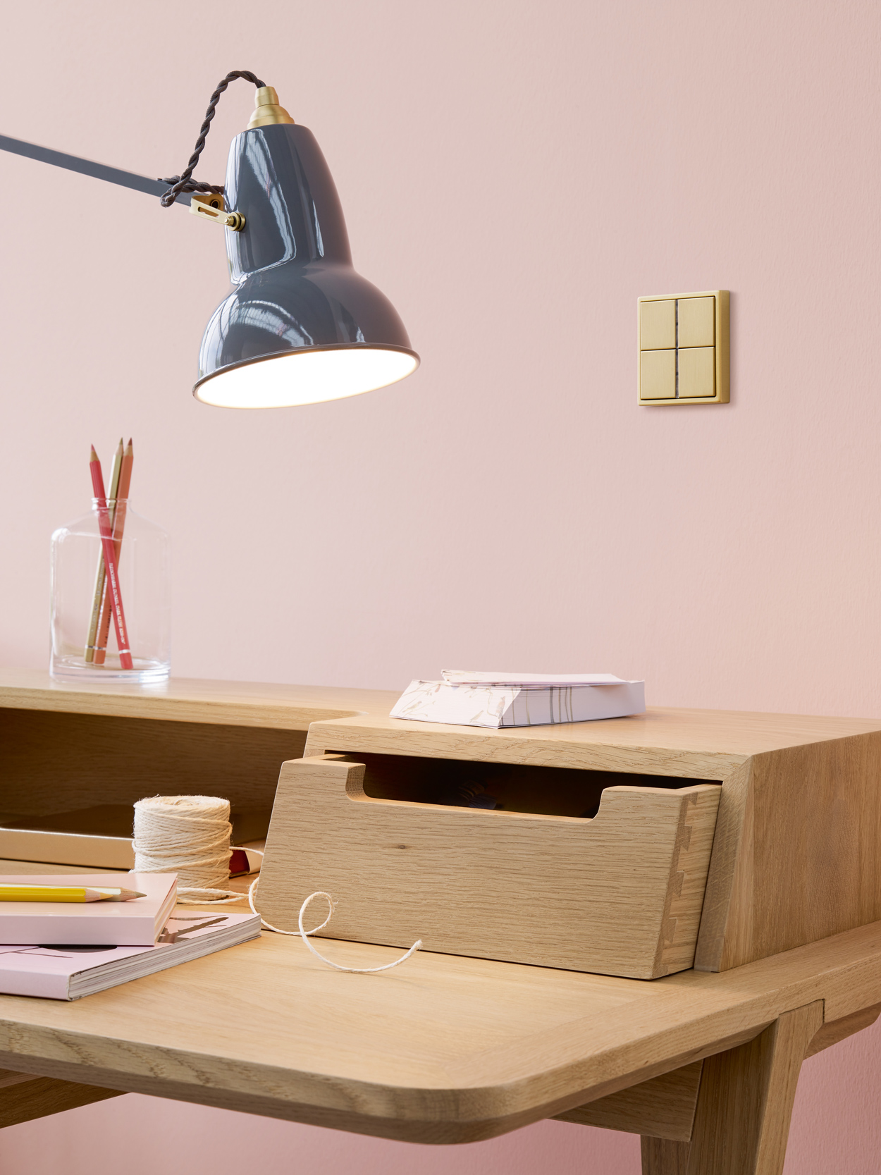 Oog voor detail. Bekleed je slaapkamer, woonkamer, badkamer en home-office met tijdloze lichtschakelaars. 