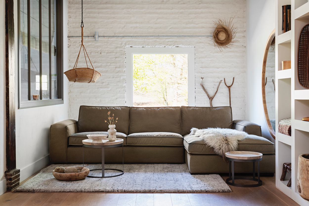 Licht, natuurlijk en rustgevend. Landelijke inrichting door meubelmerk Cosy Villa met een chaise longue bankstel in de kleur bruin-nude.