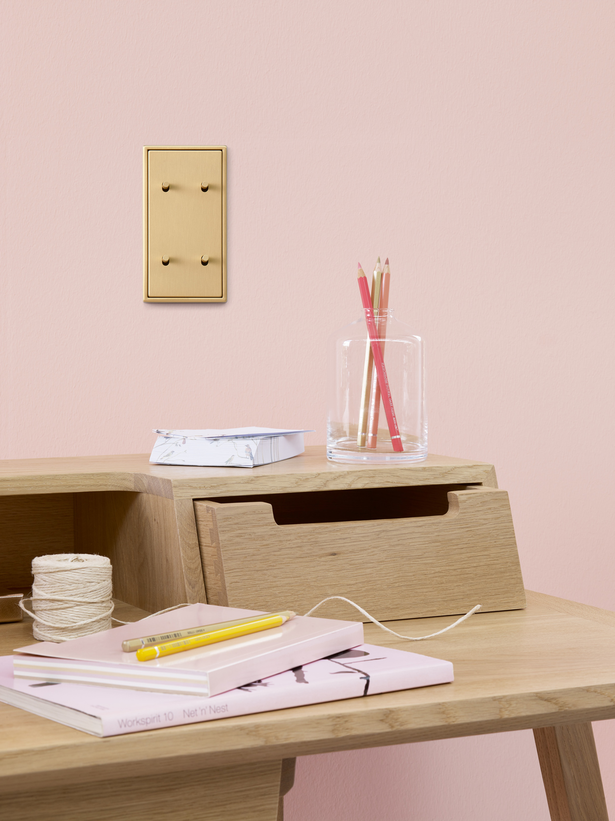 Het zit 'm in de details: moderne werkkamer, oud roze en een schakelaar met een knipoog naar het verleden.