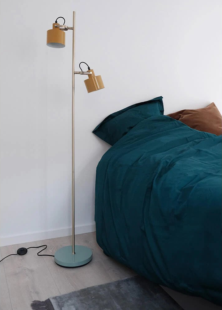 Een staande lamp kan een lege hoek in de slaapkamer goed opvullen.