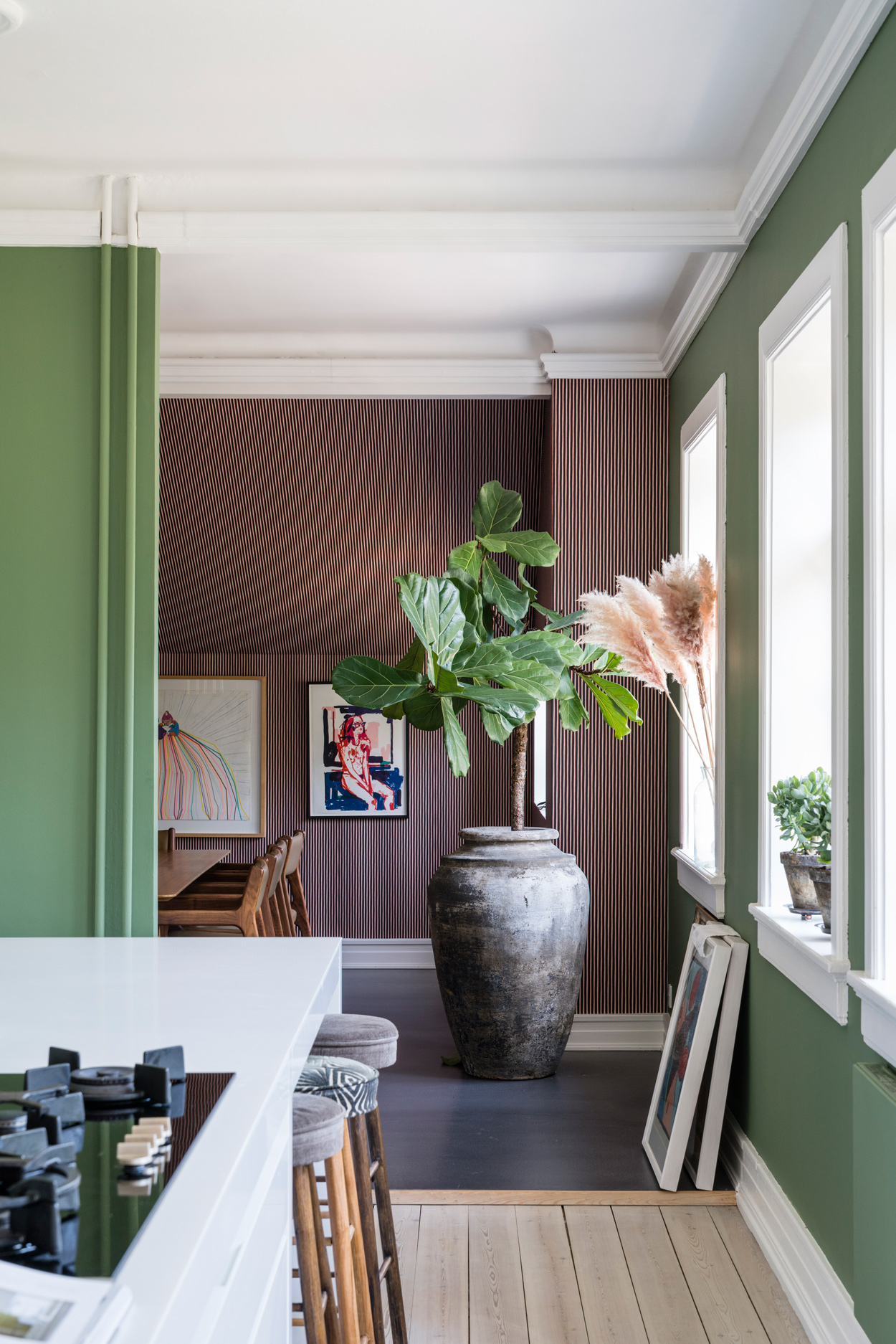 Ga voor een spannend contrast in je interieur. Combineer een bijzondere kleur groene verf met een opvallend, duurzaam behang.