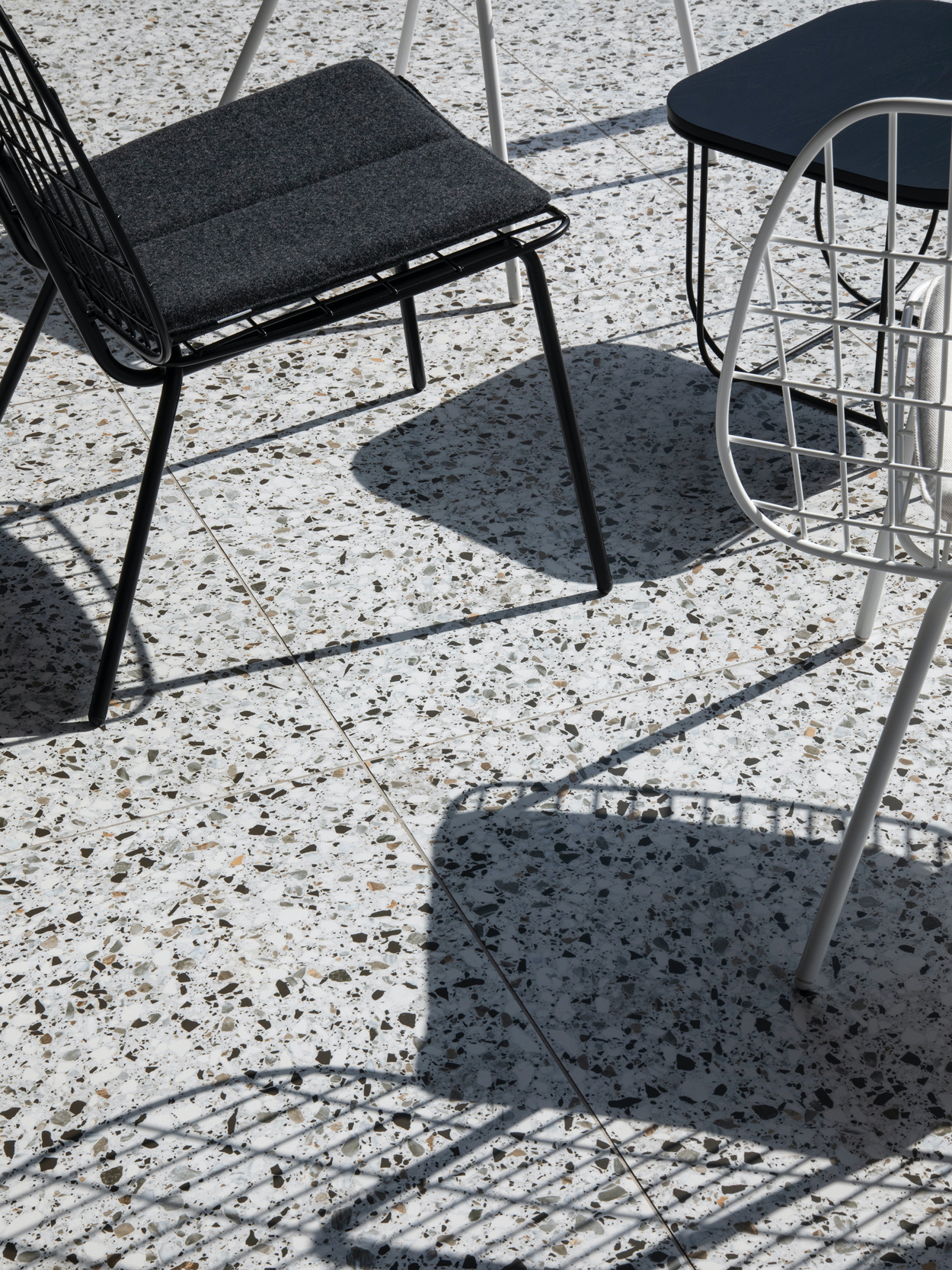 Moderne terrazzo-vloertegel voor in de tuin.