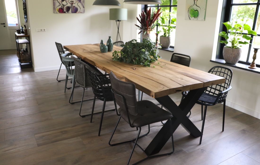 Ook als vergadertafel staan de eettafels van gerecycled hout heel goed.