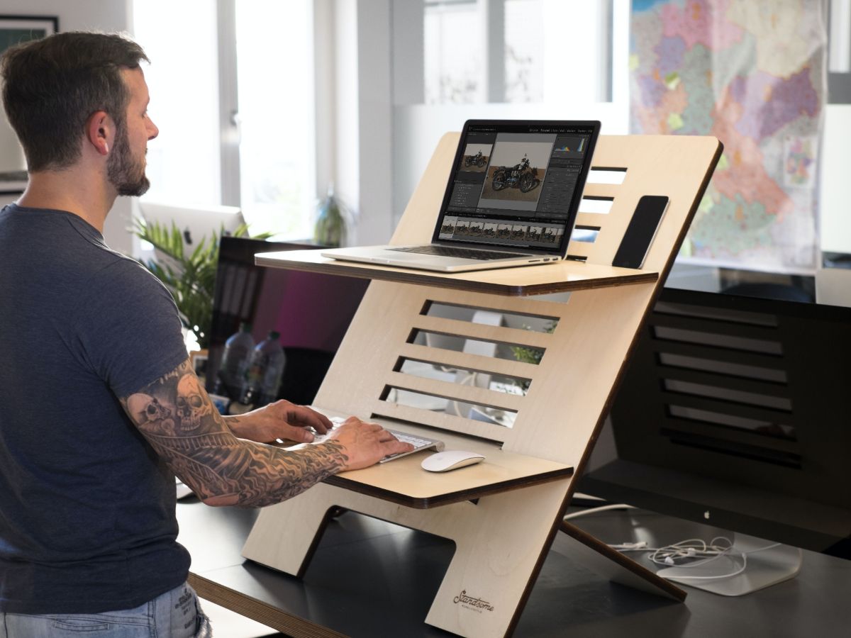 Wissel een ergonomische bureaustoel af met staan achter een standing desk voor de optimale werkhouding. 