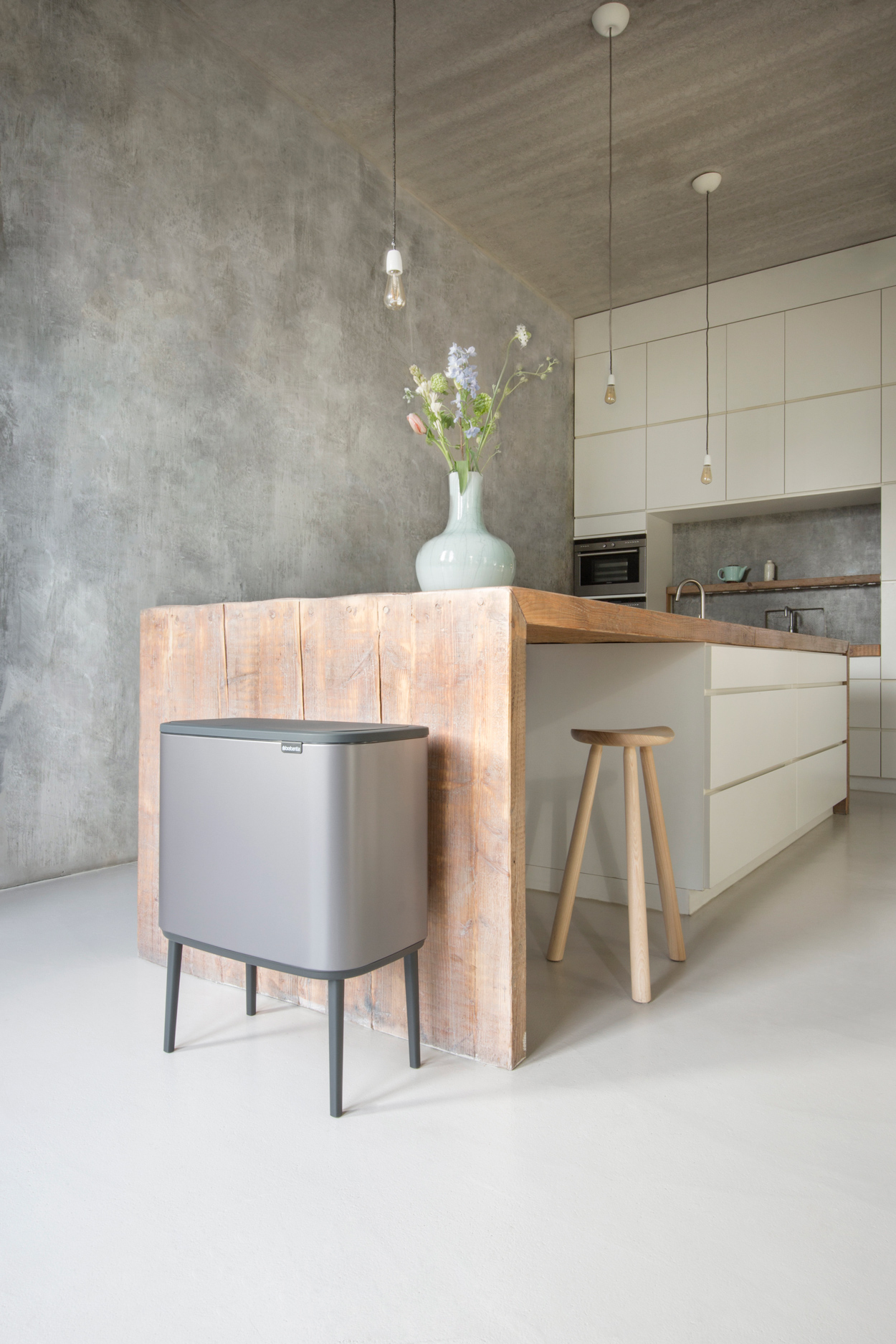 Stoere, industriële keuken met veel hout en beton? Ga voor de Bo Touch Bin in de kleur Mineral Concrete Grey.