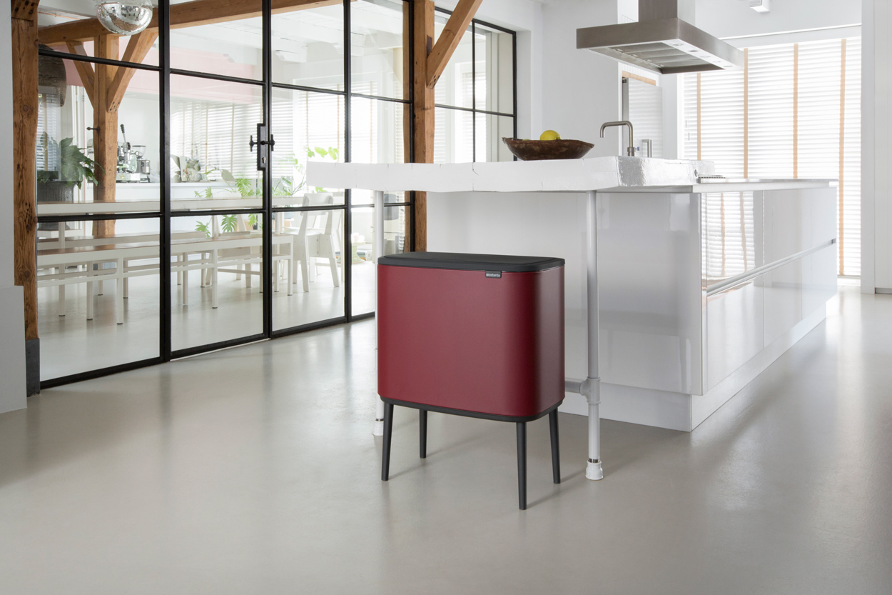 De Brabantia keukenprullenbak in een stijlvolle kleur met een matte finish. Perfect voor een landelijke of moderne keuken.