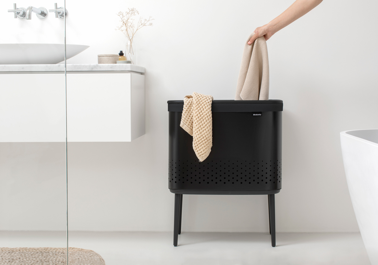 Brabantia Bo wasbox 60L in een stijlvolle kleur mat zwart. De elegante poten en de ronde hoeken maken de wasbox éxtra stijlvol.