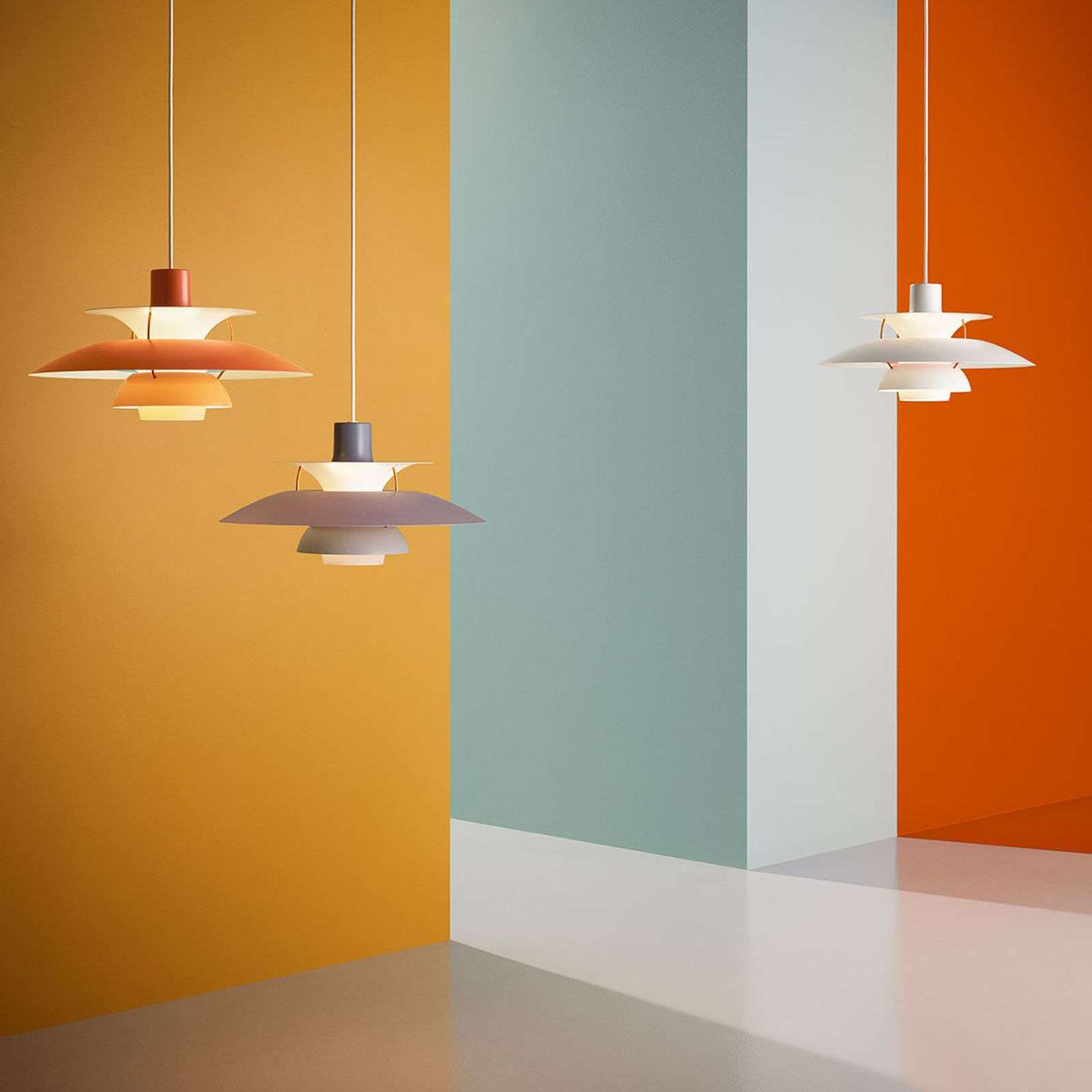 Met de PH5 hanglamp in huis, omarm je het gouden tijdperk van Deens design. Tegenwoordig is de hanglamp verkrijgbaar in prachtige kleurcombinaties.