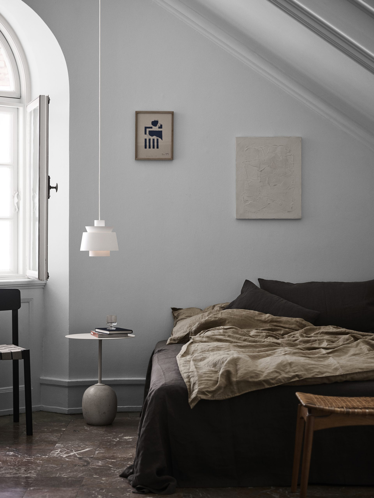 Naast je bed of boven het nacthkastje: de &Tradition Utzon JU1 lamp staat ook stijlvol in de slaapkamer.