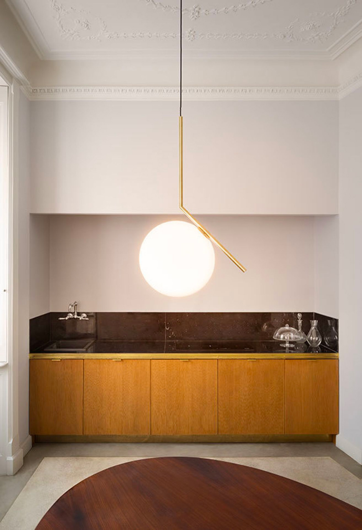 Voor het elegante, strakke en gebalanceerde ontwerp heeft designer Michael Anastassiades zich laten inspireren door een jongleur die op een magische manier alle ballen hoog houdt.