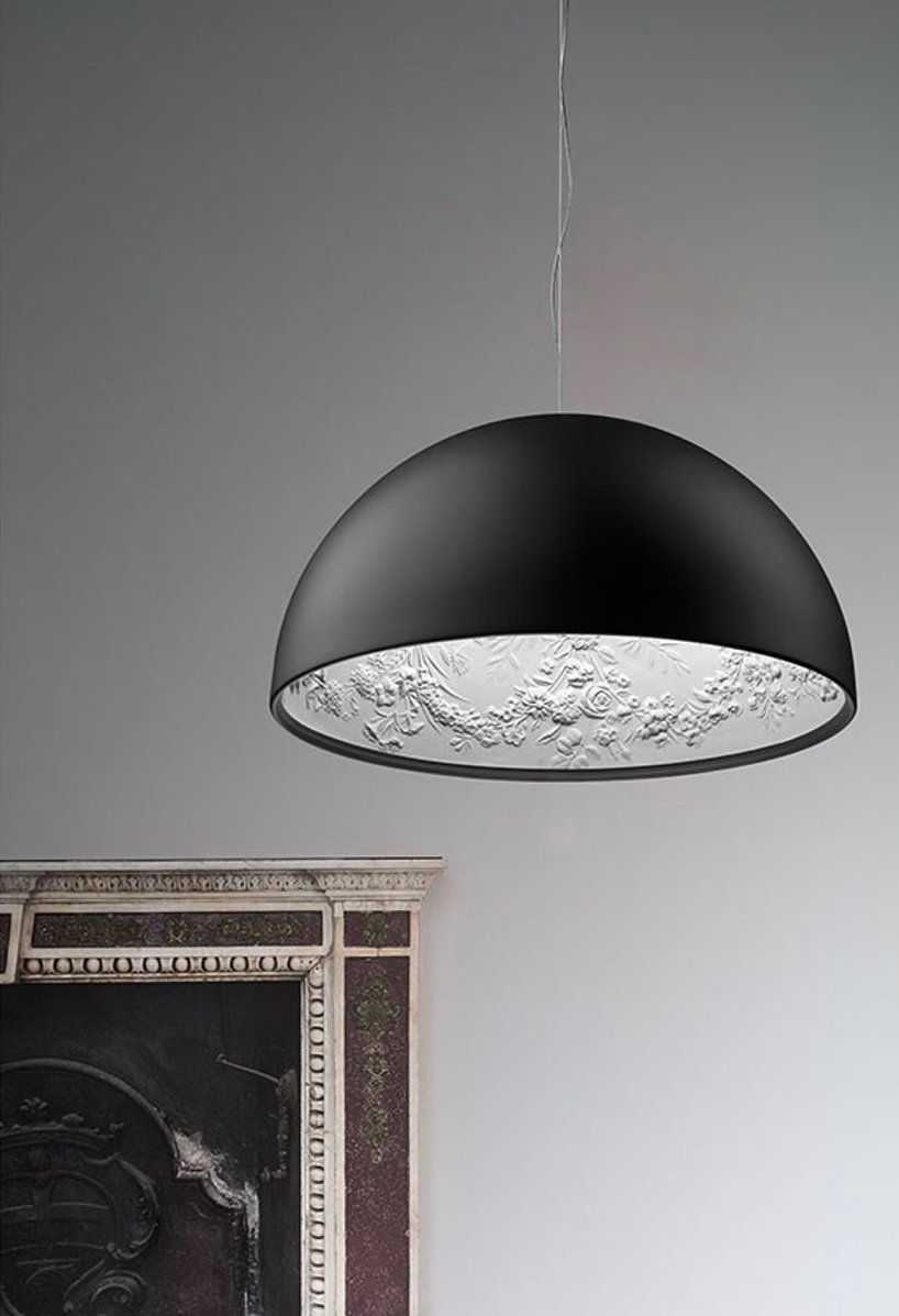 Marcel Wanders laat met het ontwerp van deze bijzondere lamp zien dat niet alleen de buitenkant, maar ook de binnenkant telt. De koepelvormige hanglamp is een letterlijke verlenging van je plafond in een chique interieur.