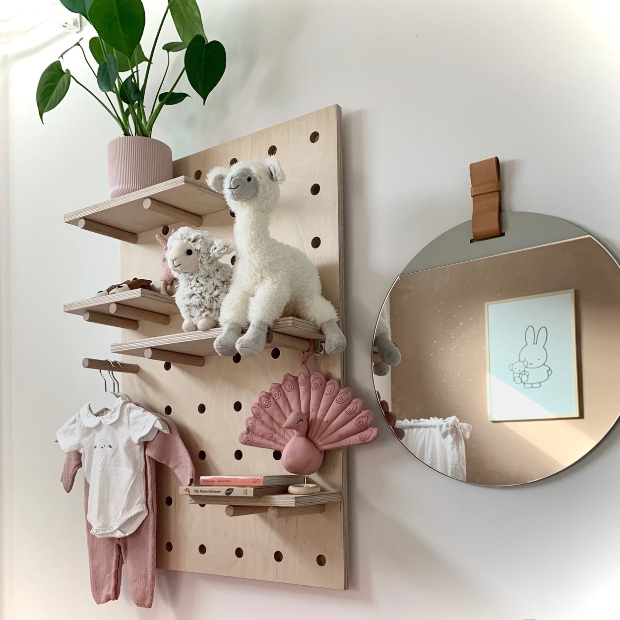 Trendy houten pegboard voor op de kinderkamer of babykamer. Je kunt er prachtig op decoreren. 