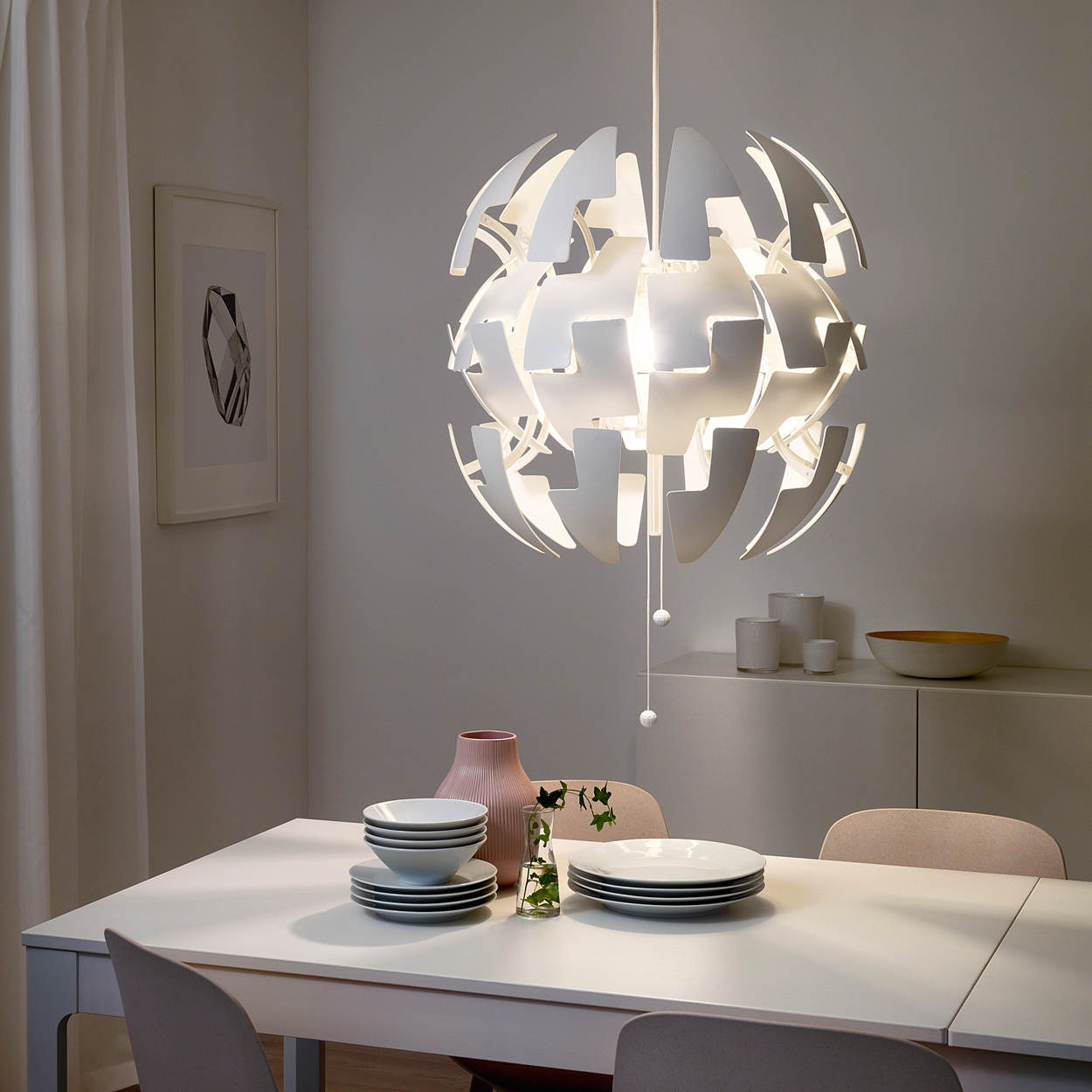 Met het design van de IKEA PS lamp was David Wahl in 2014 letterlijk zijn tijd ver vooruit. De lamp lijkt op een futuristisch ruimteschip. 