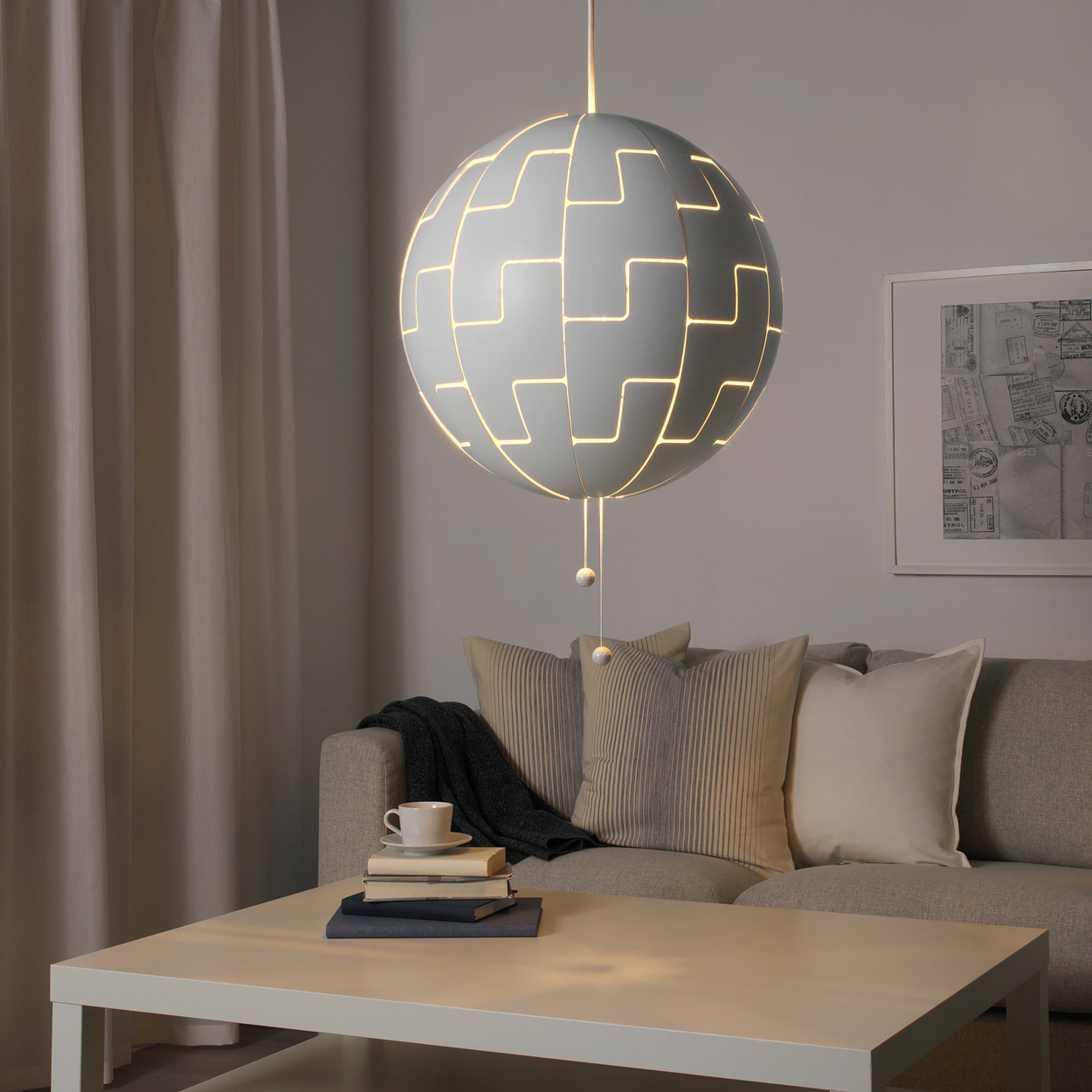 De IKEA PS hanglamp is opgebouwd uit 48 segmenten die in een bolvorm samenkomen als de lamp is ingeklapt.