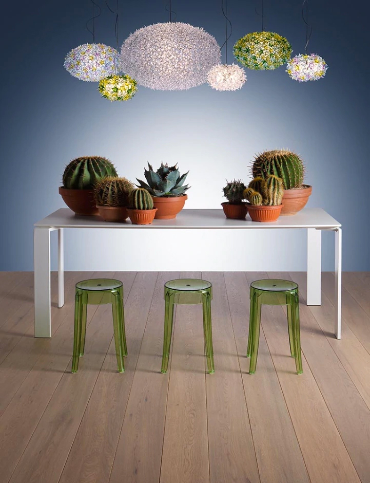 De Bloom hanglamp van het designmerk Kartell is een vrolijke lamp met veel detail. De lamp bestaat uit allerlei prachtige bloemblaadjes. 