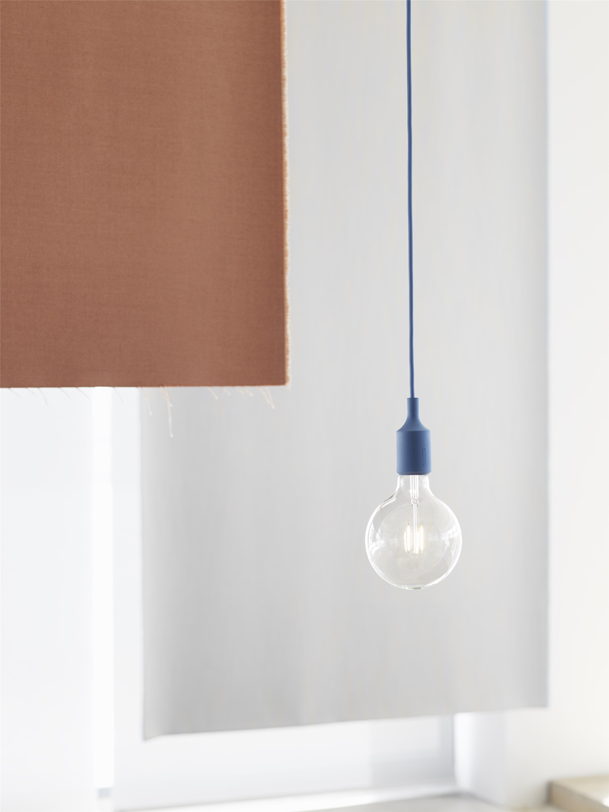 Dankzij de vrolijke en trendy kleuren is deze designlamp een aangenaam en opvallend woonitem.