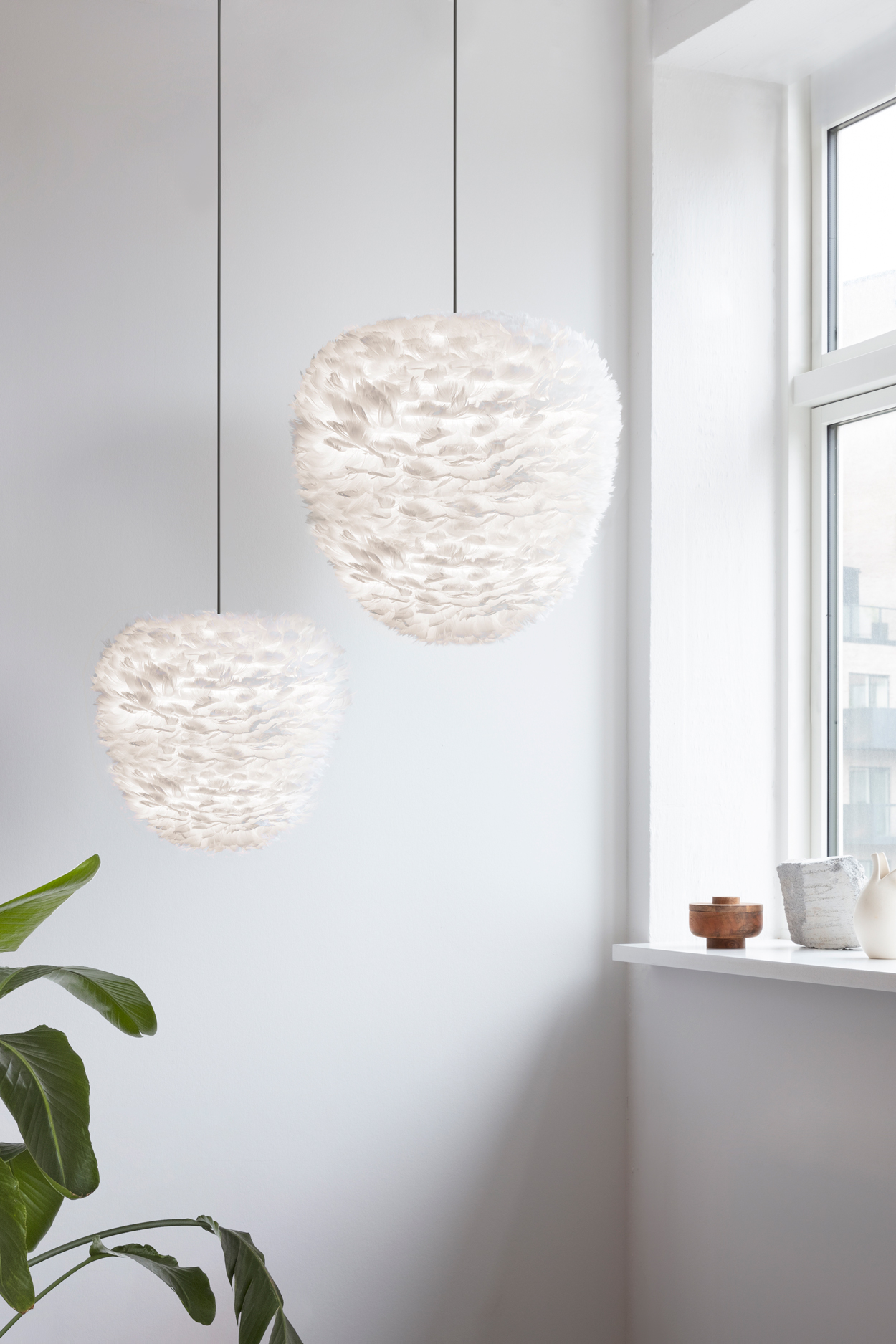 Dankzij de (letterlijk) zachte en vriendelijke vormgeving hangen de Umage Eos™ verenlampen ook prachtig in de slaapkamer.