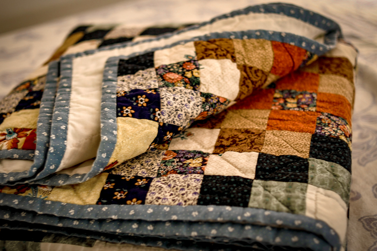 Een quilt is een collage van lappen stof.