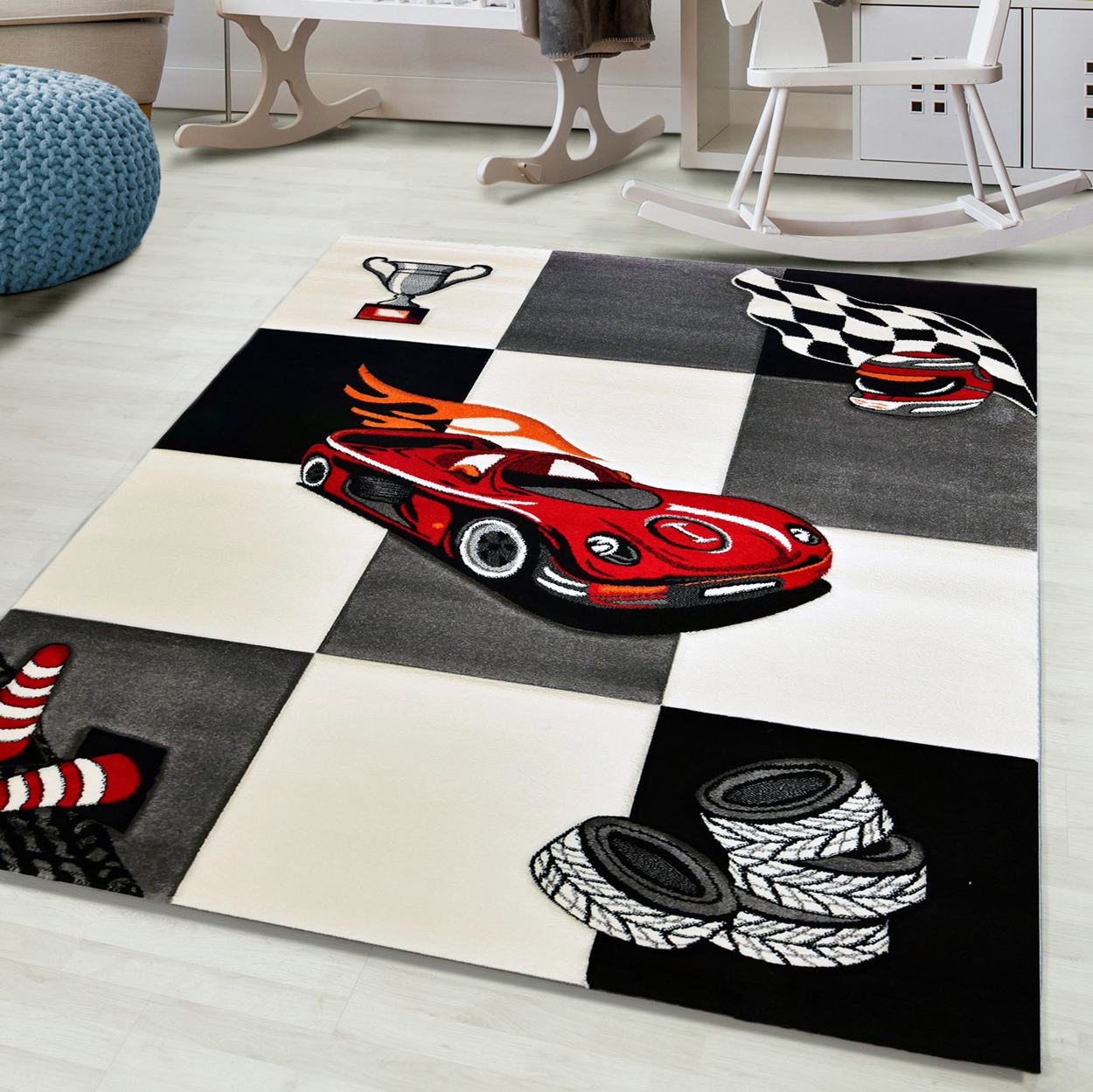 Een vloerkleed met raceauto's is een aanvulling op elke racekamer.