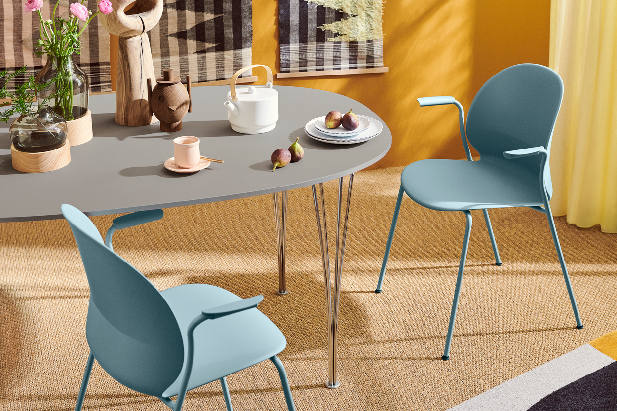 De N02™ Recycle-stoel van Fritz Hansen is gemaakt van gerecycled plastic. De sterke, stapelbare stoel is ontworpen in samenwerking met de Japanse studio nendo en geïnspireerd op een simpele vouw van papier op de werktafel van de ontwerper. 