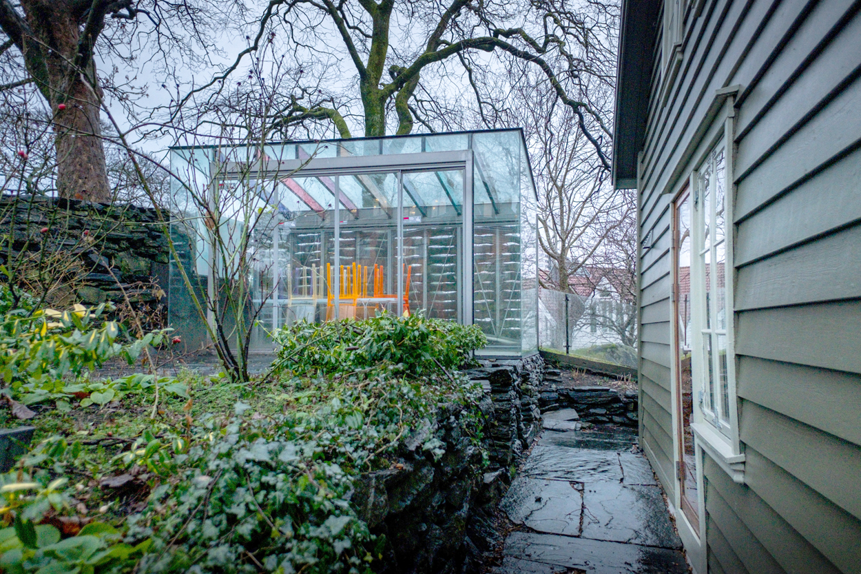 Modern tuinpaviljoen van glas.