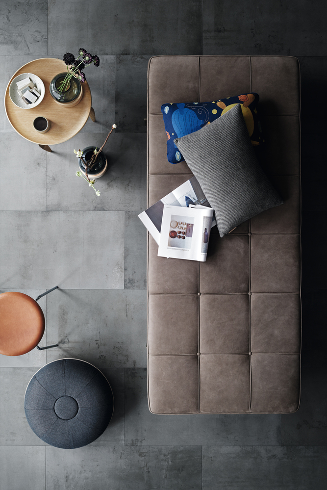 Hout, leder, bruin en grijs kom je tegen in deze comfortabele woontrend van 2021. Designmerk Fritz Hansen heeft een passende collectie van meubels en woonaccessoires.