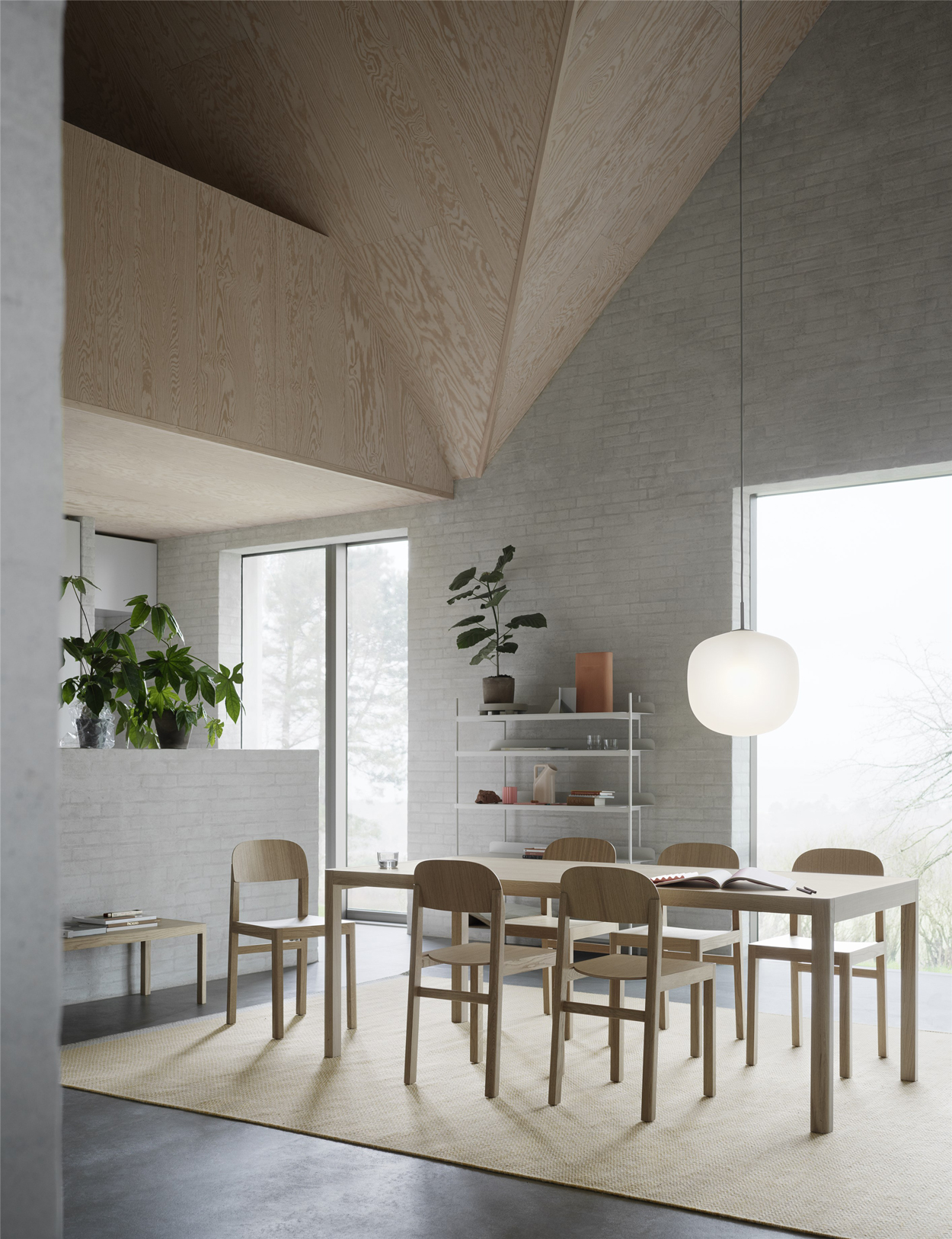 Ook je eetkamer kun je geheel inrichten volgende de woonstijl van 2021. Deze eetkamerstoelen van Muuto hebben net als de eettafel een prachtige naturel look.