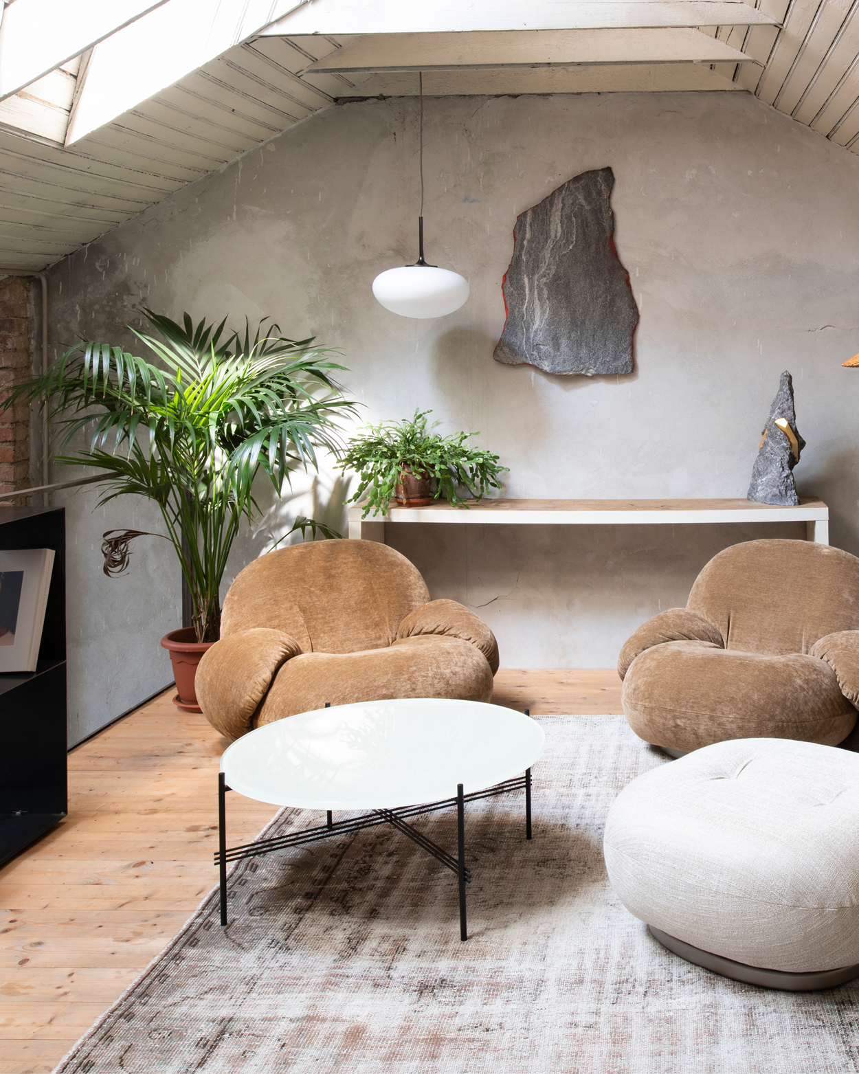 Natuurlijke, lichte kleuren en organische, ronde vormen komen allemaal terug in deze heerlijke setting met de Gubi Pacha fauteuils.