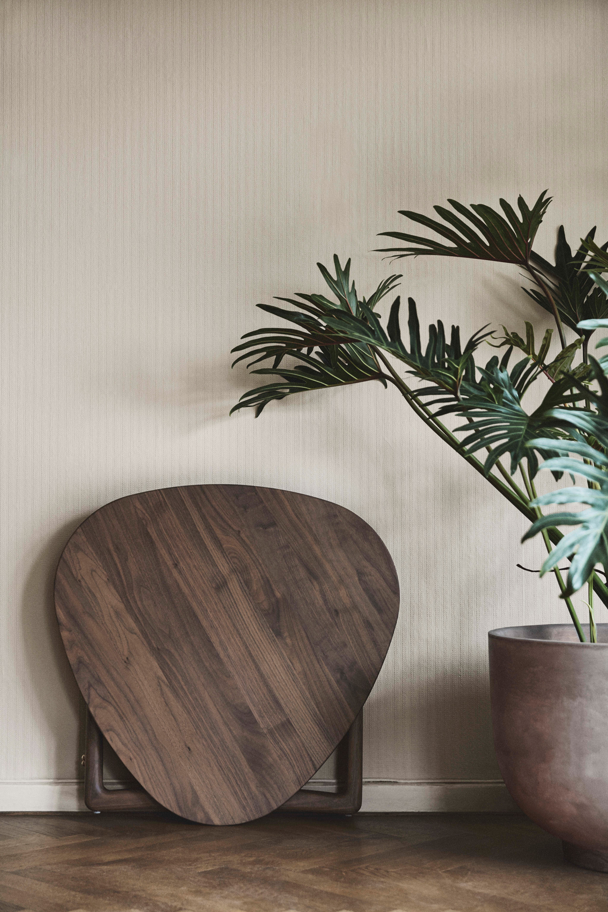 Inklapbare tafel 'Drop Leaf' van &Tradition. De houten bijzettafel is ontworpen in 1956 door Hvidt & Mølgaard en heeft een tafelblad met een unieke vorm.