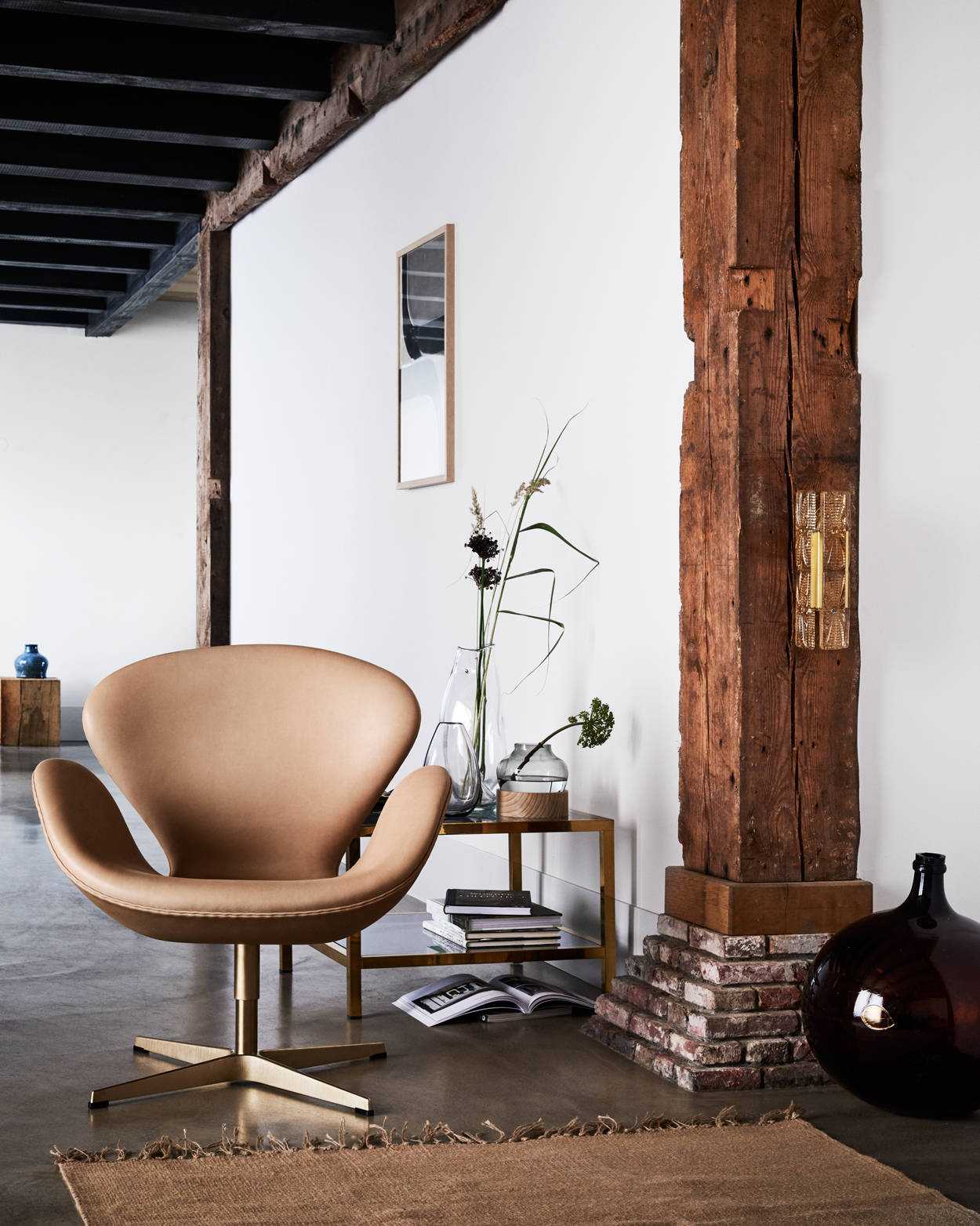 De bekende Fritz Hansen Swan Chair is in 1958 ontworpen door Arne Jacobsen en was zijn tijd ver vooruit. Het ronde lijnenspel maakt de stoel een heerlijke eyecatcher om in te relaxten.