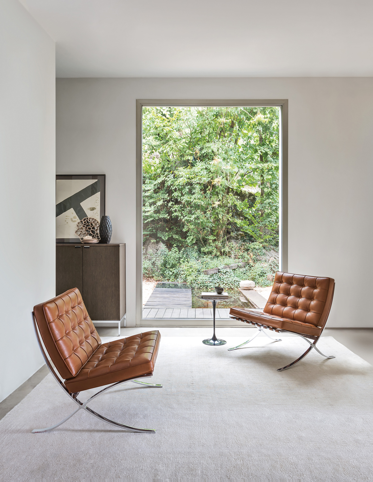 Een van de bekendste designklassiekers, de Barcelona Chair uit 1929 (door Ludwig Mies van der Rohe) is ook verkrijgbaar met bruin lederen, gecapitonneerde kussens.