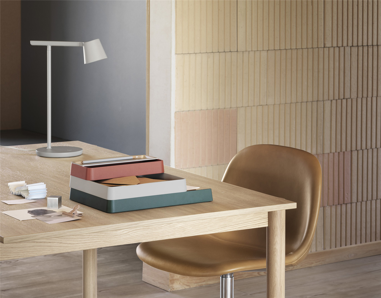 De Muuto Fiber Chair heeft een prachtige leatherlook in de kleur lichtbruin beige en kun je gebruiken als bureaustoel.