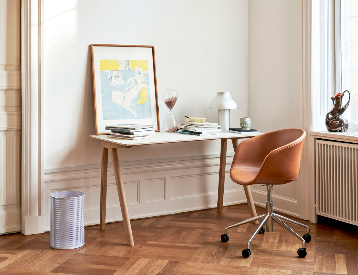 Een bruine leren bureaustoel met een trendy look haal je in huis met de HAY About A Chair AAC 53 met leren bekleding.