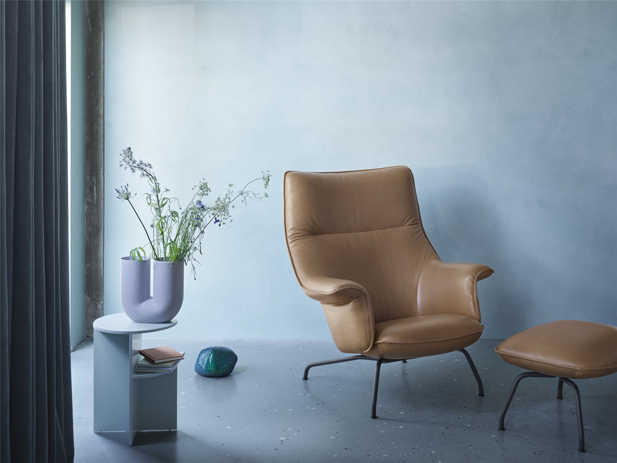 De Muuto Doze Loungestoel, bekleed met een beige-cognac leder. De fauteuil is prachtig te combineren met andere kleuren in het interieur, zoals blauw en groen. Het ontwerp van de fauteuil komt van het Noorse designduo Anderssen & Voll.