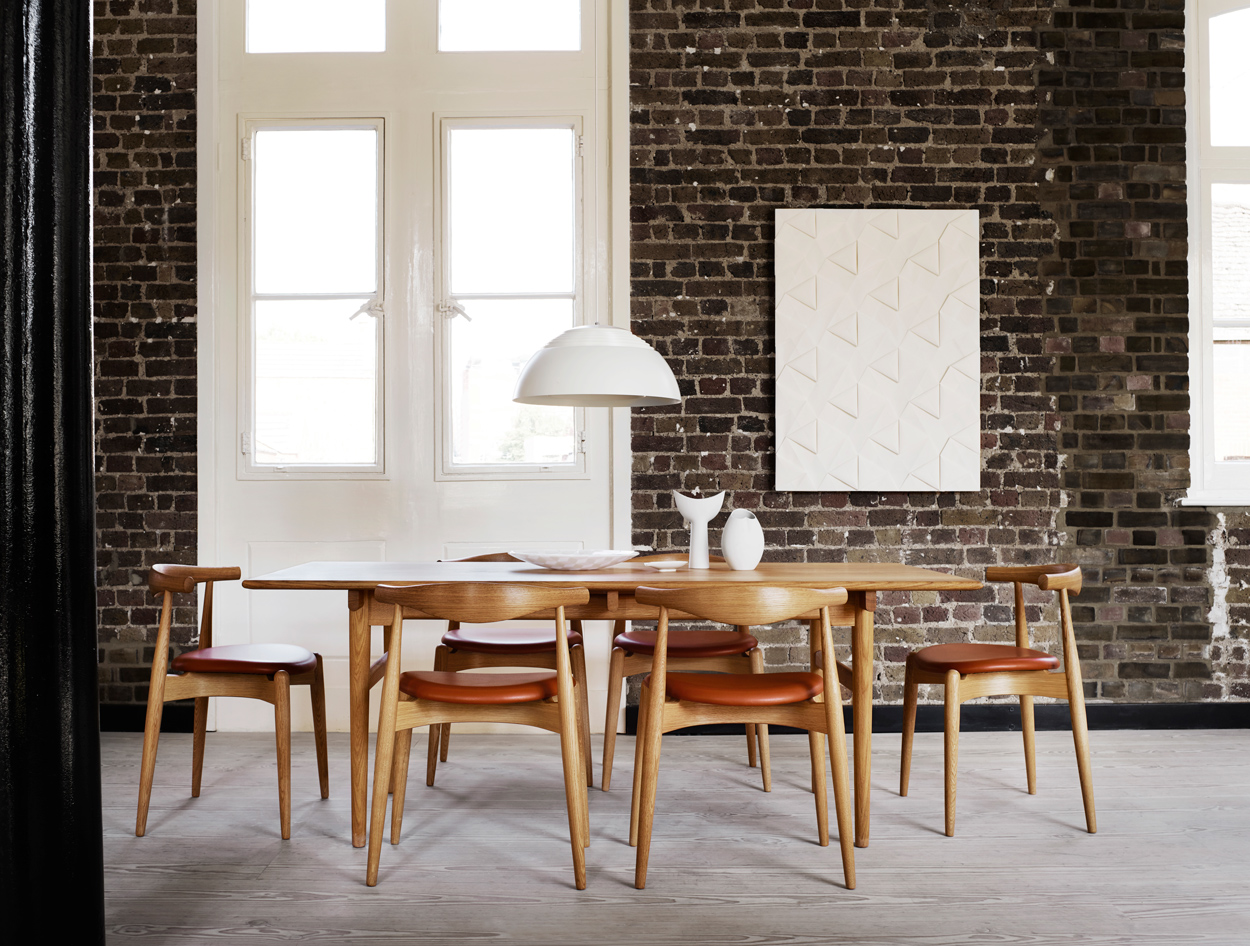 Maar een gezellige eethoek met een set CH20 Elbow Chairs (merk Carl Hansen & Søn). De eetkamerstoel is in 1956 ontworpen door de Deense meubelontwerper Hans Wegner. Het ontwerp werd snel erkend als moderne designklassieker en werd is bekroond een Award in New York.