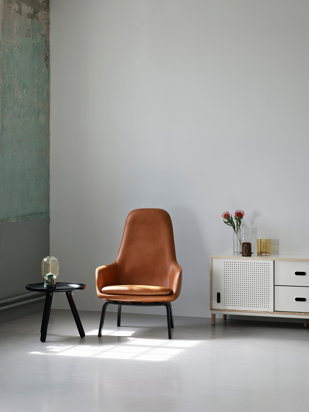 De Normann Copenhagen Era loungestoel met een strakke bekleding van bruin leer.