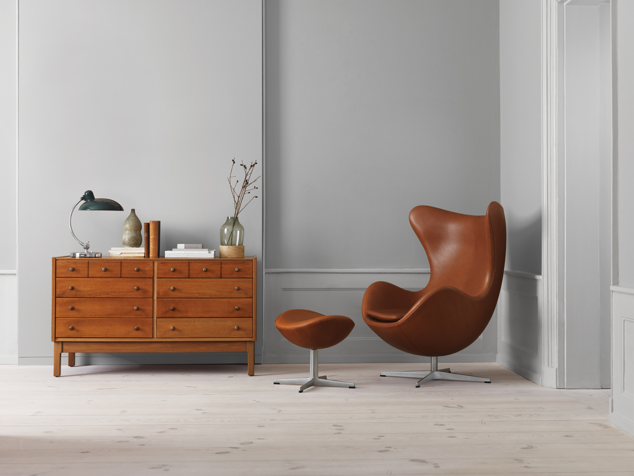 De designklassieker uit 1958 van het merk Fritz Hansen is verkrijgbaar in maar liefst twee bruin lederen varianten. Zo is de Egg Chair (ontworpen door Arne Jacobsen) verkrijgbaar met strakke 'grace' lederen bekleding of met rustieke bruine lederen bekleding.