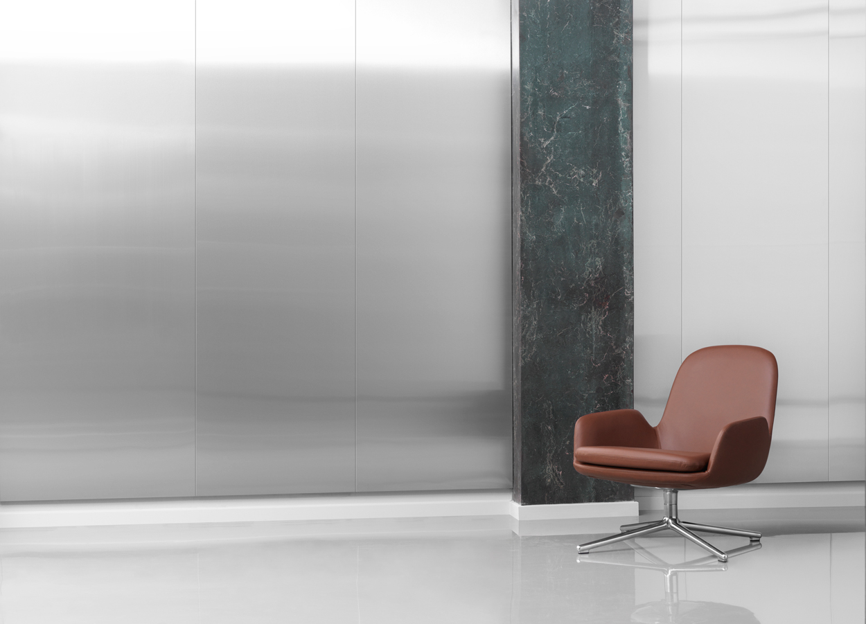 Deze Normann Copenhagen Era Lounge Chair (Low Swivel) is strak bekleed met een lichtbruin leder. De draaifauteuil past uitstekend in een modern ingericht interieur.